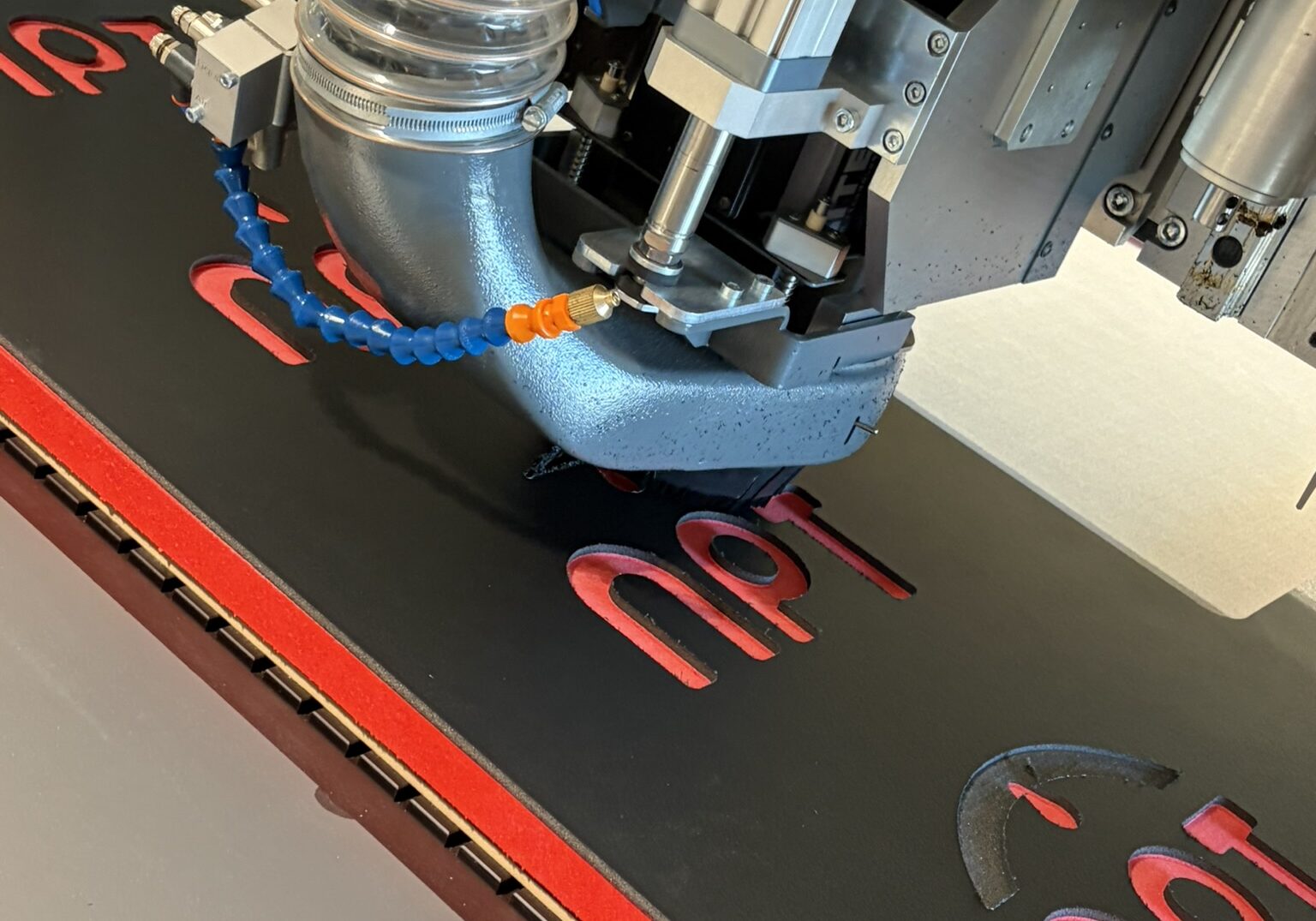 Fresing av NPT logo i en skumplate