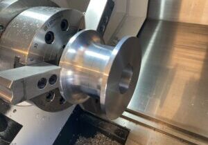 En CNC maskinert del montert i en CNC maskin